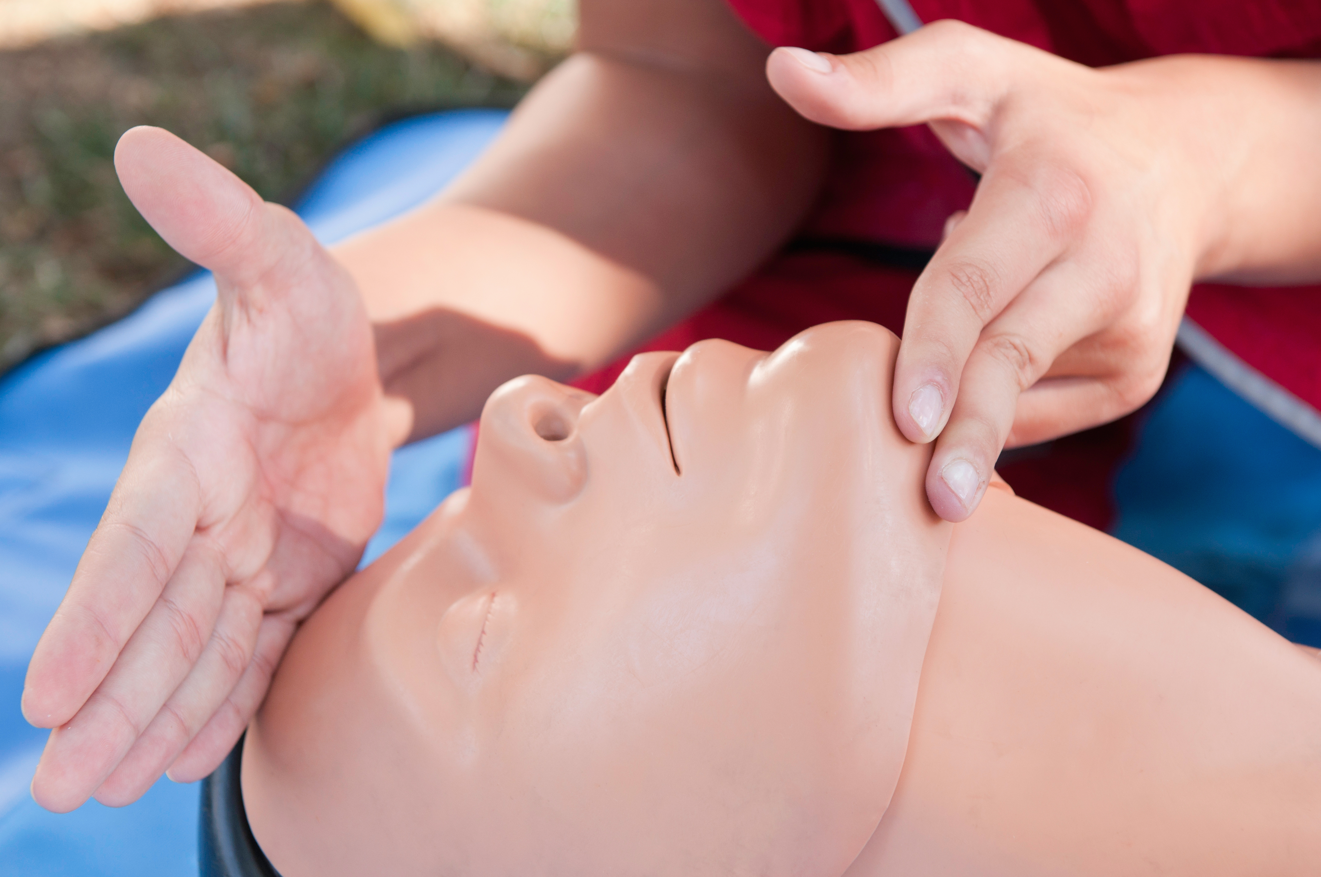 Искусственный массаж. CPR. Искусственное дыхание женщине. Фотографии искусственного дыхания.